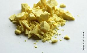 Foto de un mineral amarillento que ilustra para qué sirve el azufre