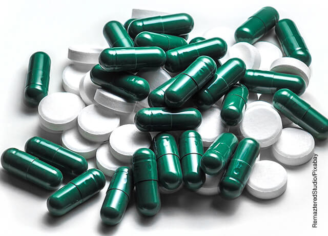 Foto de muchas píldoras verdes que muestran para qué sirve el ginseng