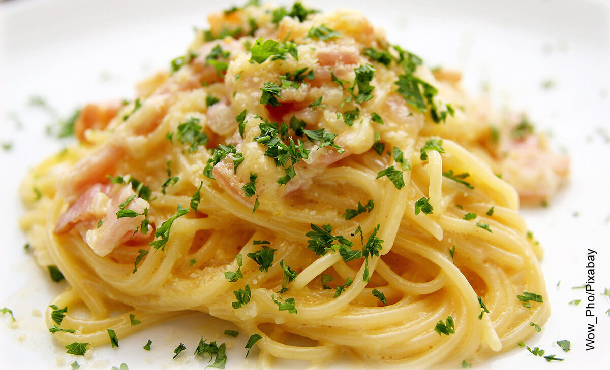 Foto de un plato de espaguetis que ilustra la pasta carbonara y su receta