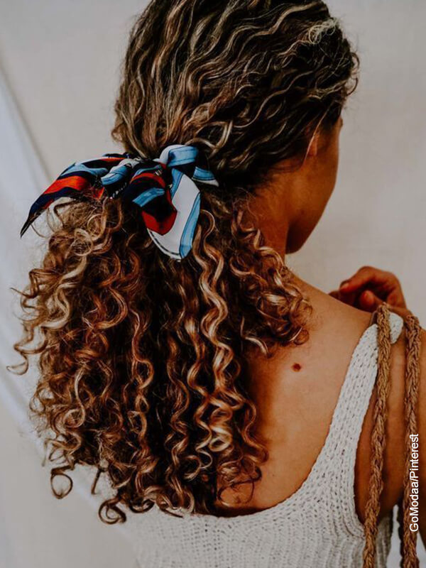 Foto de una mujer de cabello rizado de espalda que ilustra los peinados para cabello rizado