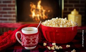 Foto de una taza de crispetas junto con un café caliente que muestra cuáles son las películas animadas
