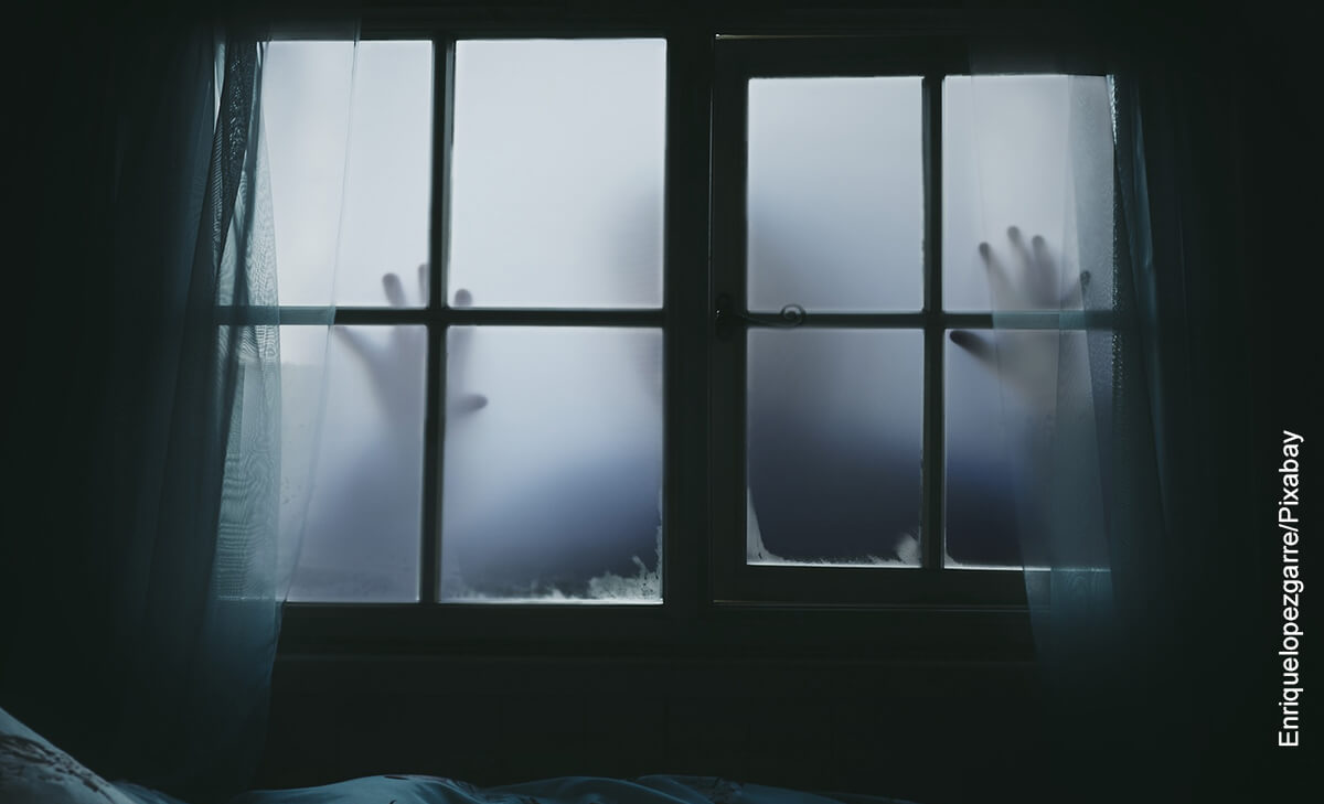 Foto de unas manos en una ventana que ilustran los personajes de terror