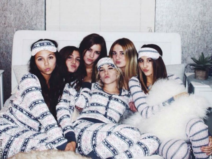 Foto de varias chicas tomándose fotos en una pijamada