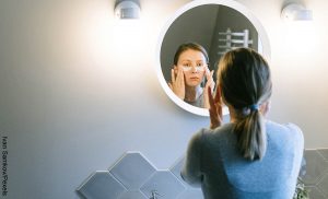 Foto de una mujer aplicado unas mascarilla que muestra qué sirve para las ojeras