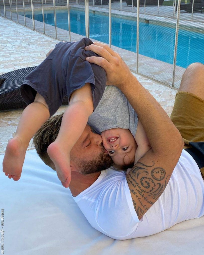 Foto de Ricky Martin jugando con su pequeño hijo llamado Renn