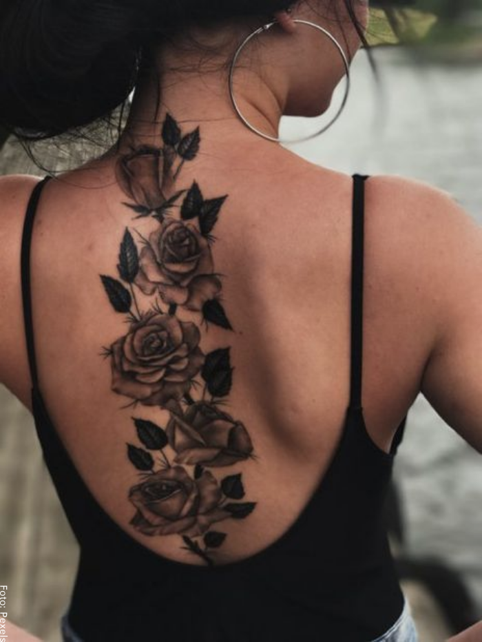 Foto de un tatuaje grande de rosas en la espalda
