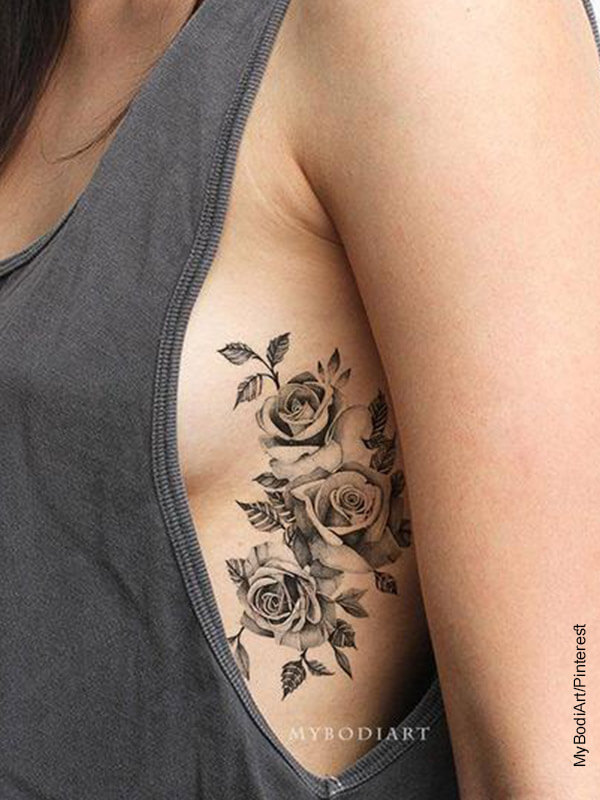 Foto de una mujer con un tatuaje de flores en su costilla
