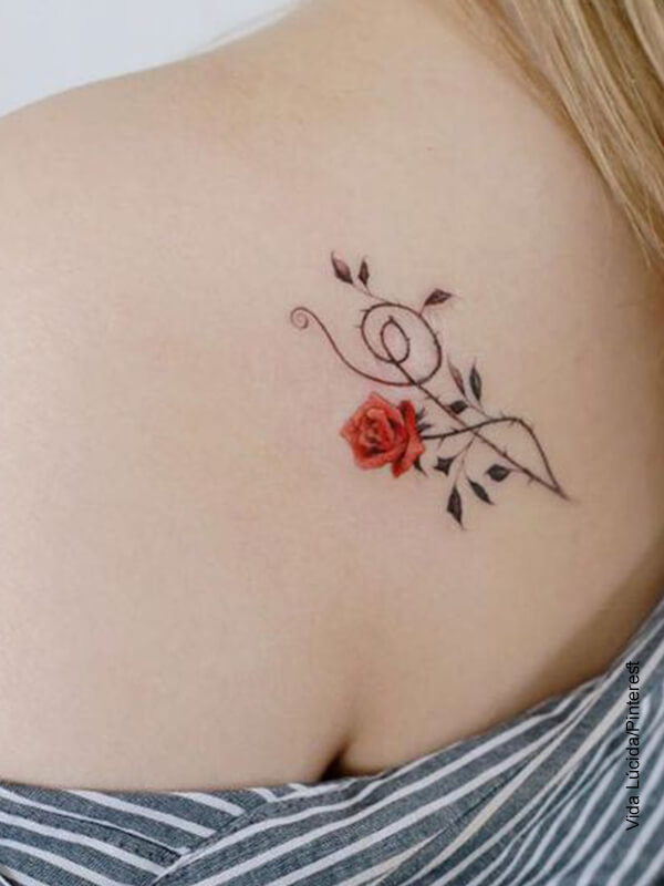 Foto de una mujer rubia con un tatuaje en la parte superior de su espalda
