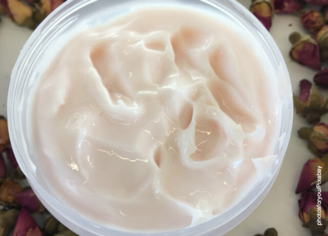 Foto de un recipiente con crema que muestra el serum vitamina C