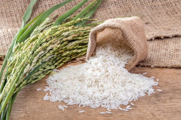 Foto de un costal con arroz crudo