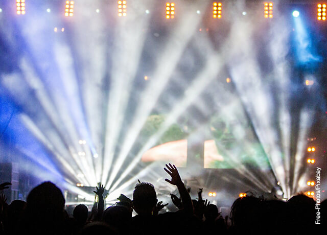 Foto de una tarima con luces de concierto que muestra lo que es soñar con fiesta