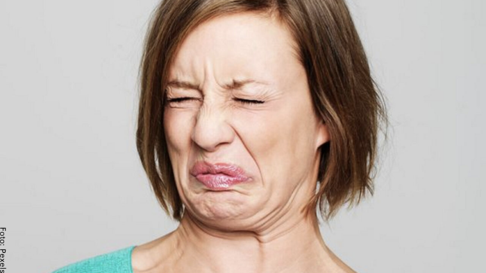 Foto de una mujer haciendo cara de asco