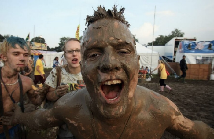 Foto de un hombre lleno de barro