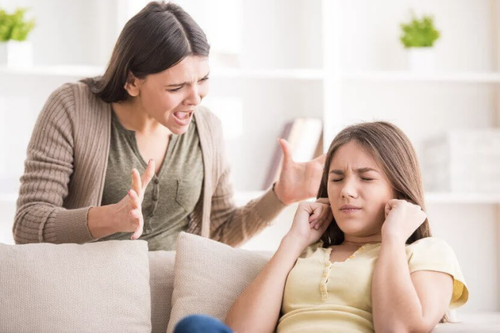 Foto de una madre peleando con su hija