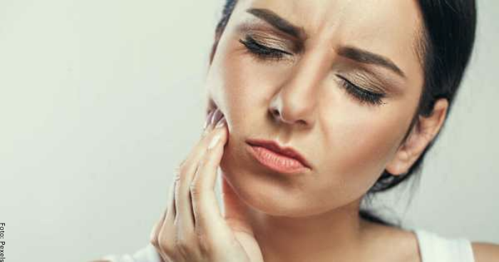 Foto de una mujer con dolor de muela