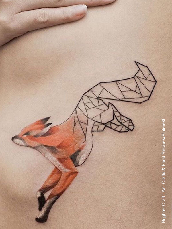 Foto del tatuaje de un zorro con figuras geométricas que muestra los tatuajes de animales