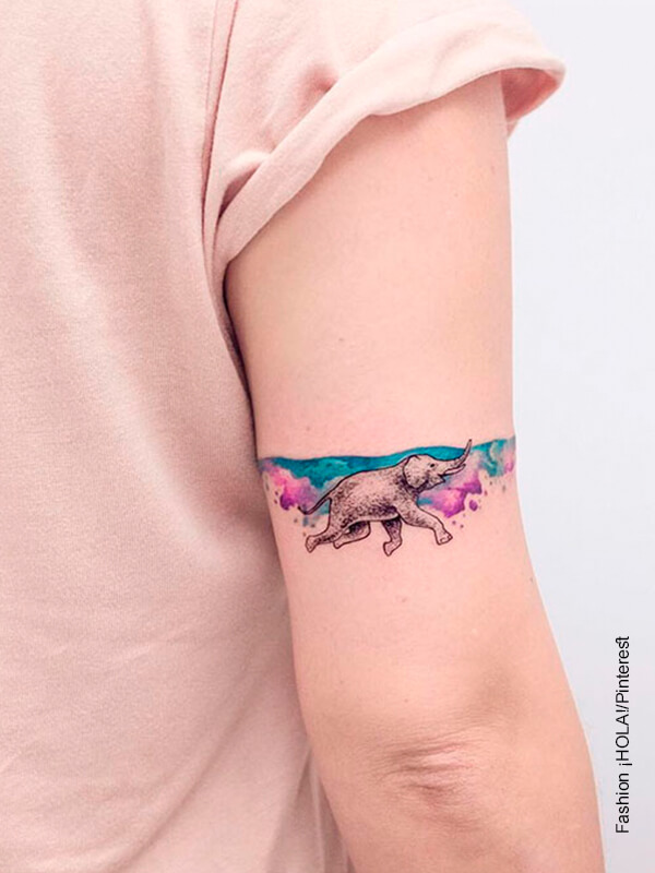 Foto del tatuajes de un elefante en el brazo de una mujer