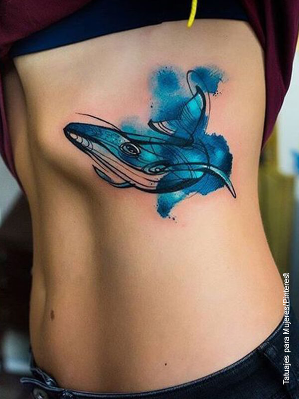 Foto de un tatuaje de ballena azul en las costillas de una mujer