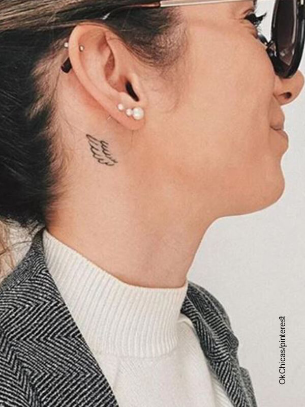 Foto de un tatuaje en el cuello de una mujer