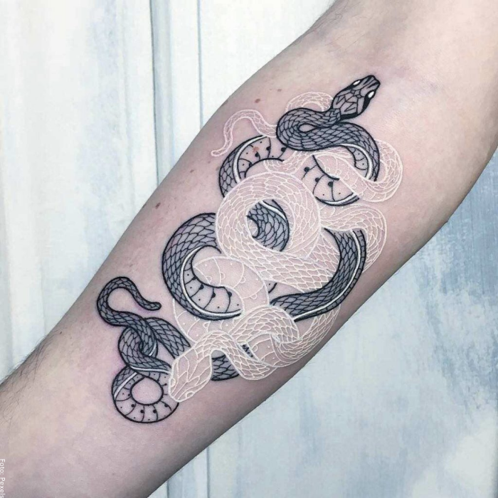 Foto de un tatuaje de serpiente cambiando de piel