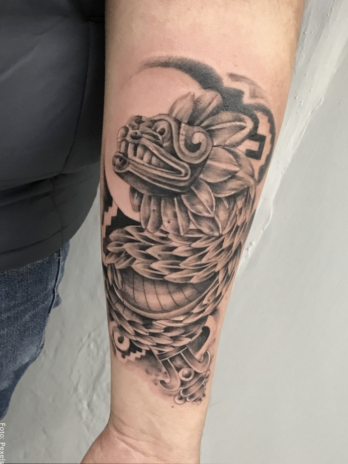 Foto de un tatuaje de serpiente emplumada