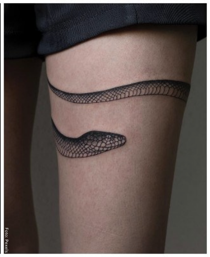 Foto de tatuaje de serpiente enrollada en la pierna