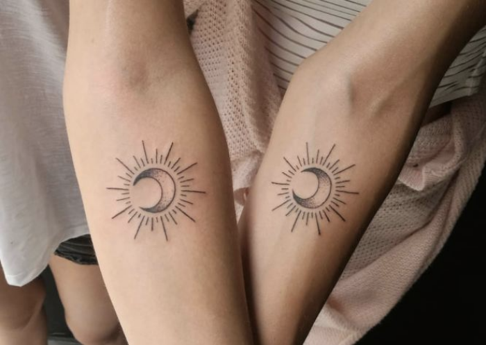 Foto de tatuaje de luna dentro de sol