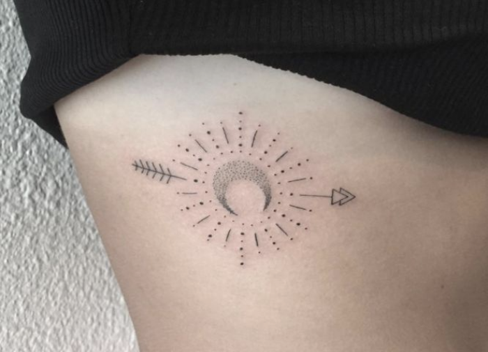 Foto de tatuaje diseño luna dentro de sol