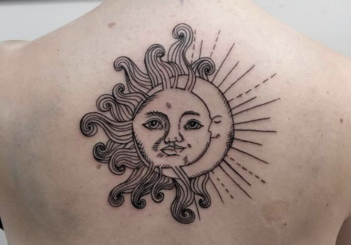 Foto de tatuaje con rostros de luna y sol