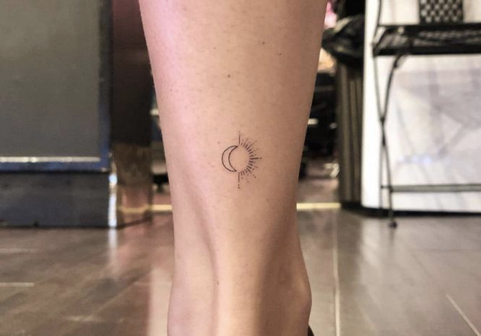 Foto de tatuaje de luna y sol minimalista