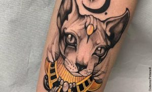 Foto de un tatuaje egipcio en forma de gato