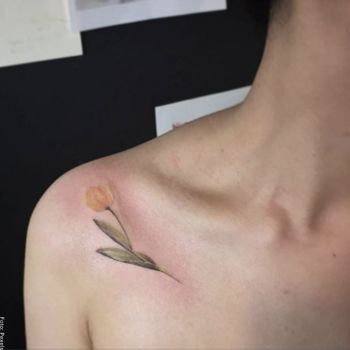 Foto de un tatuaje de una flor en el hombro