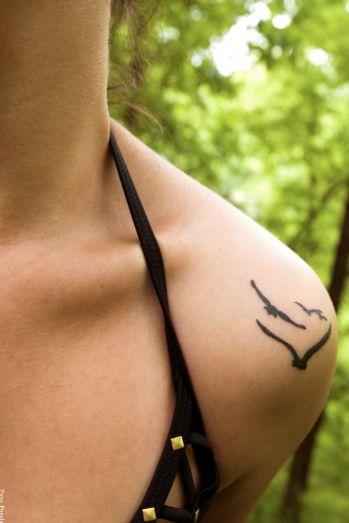 Foto de tatuaje de unas aves volando en el hombro