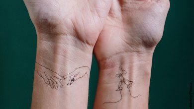 Foto de dos personas mostrando las manos que ilustra los tatuajes en la muñeca