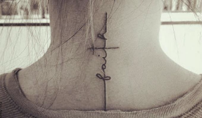 Foto de tatuaje de una palabra en la nuca