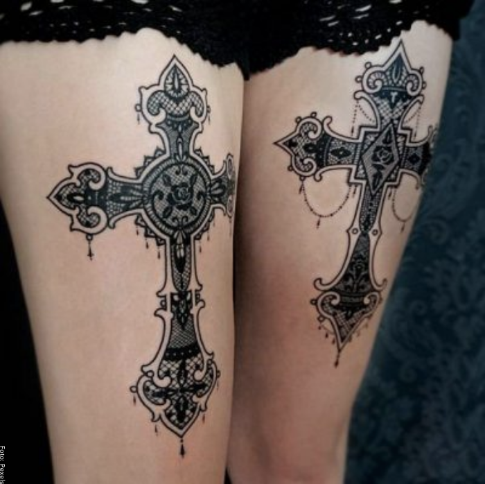 Foto de un tatuaje de cruces en las piernas