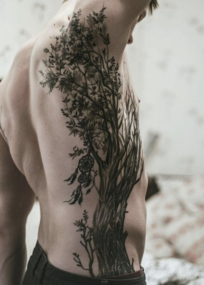 Foto de un tatuaje de un árbol en las costillas