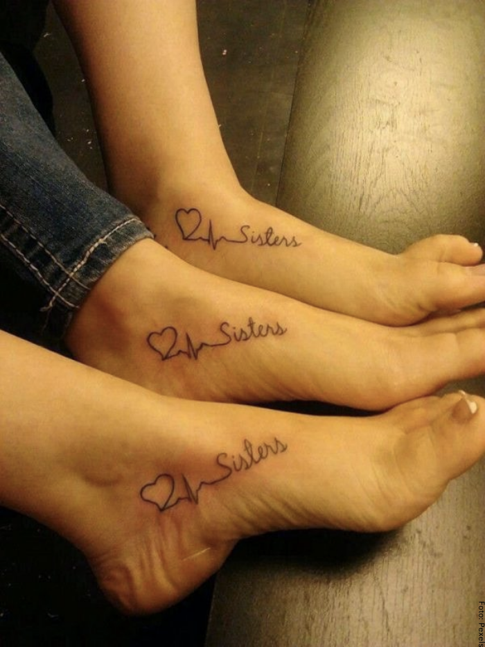 Foto de tatuaje de corazón con la palabra hermanas