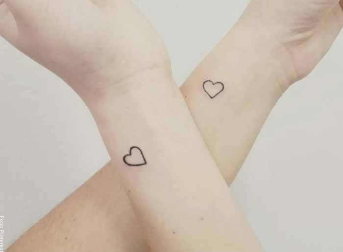 Foto de tatuaje de corazón en las muñecas para ilustrar tatuajes para hermanas