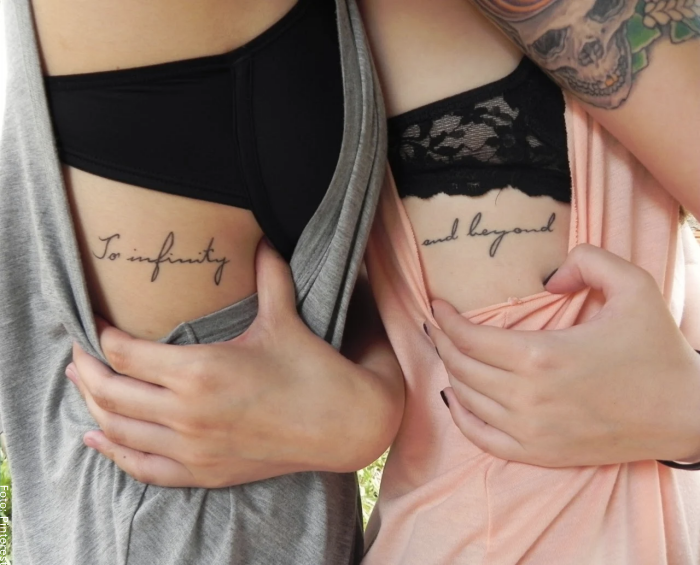 Foto de tatuajes para hermanas en las costillas