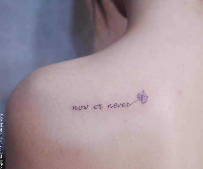 Foto de un tatuaje de una frase para la espalda