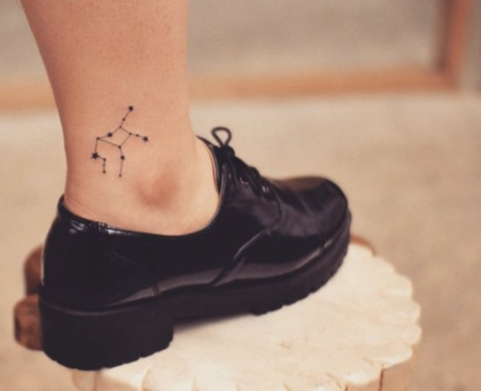Foto de un tatuaje en el tobillo para ilustrar tatuajes pequeños con significado