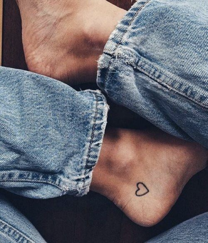 Foto de un corazón tatuado en el pie