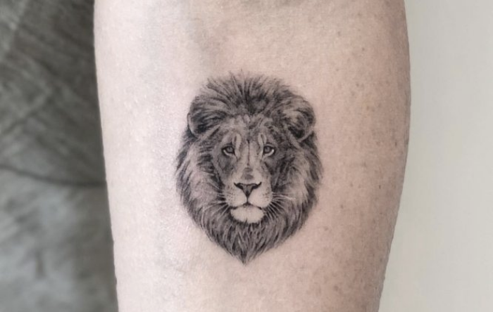 Foto del tatuaje de un león
