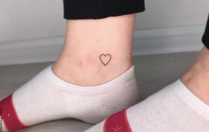Foto de un tatuaje de corazón en el pie para ilustrar tatuajes pequeños para mujer