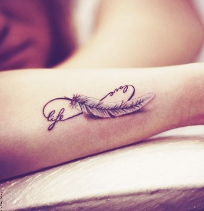 Foto de un tatuaje de símbolo infinito en el brazo