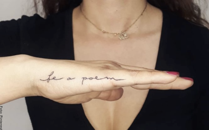 Foto de un tatuaje de una frase en la mano