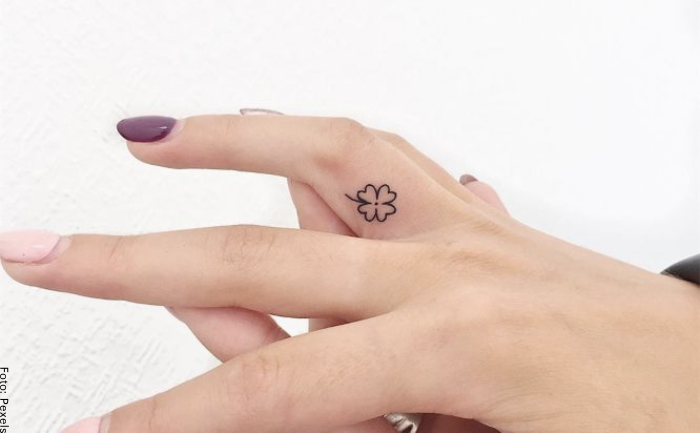 Foto de un tatuaje de trébol en el dedo