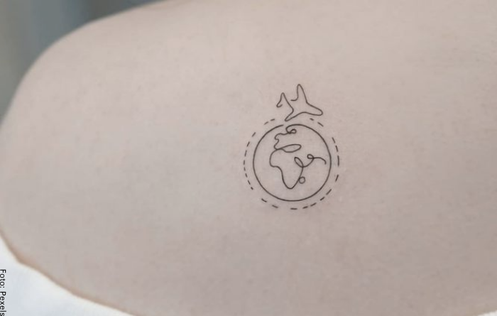 Foto de un tatuaje de el mundo en la espalda