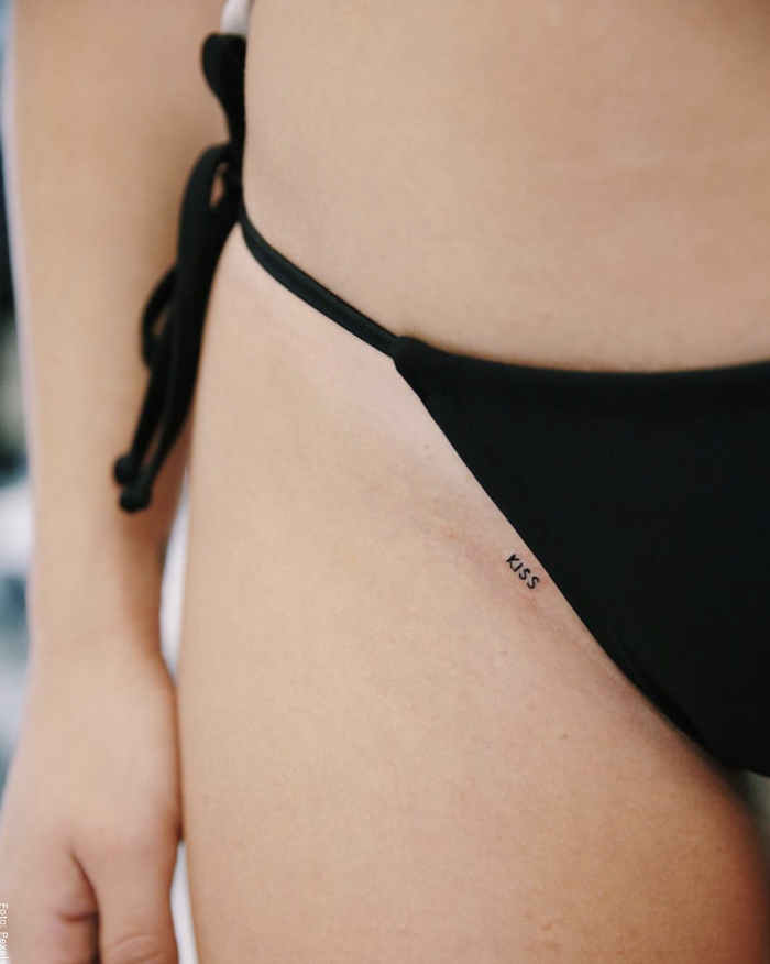 Foto de una mujer con tatuaje en la pelvis